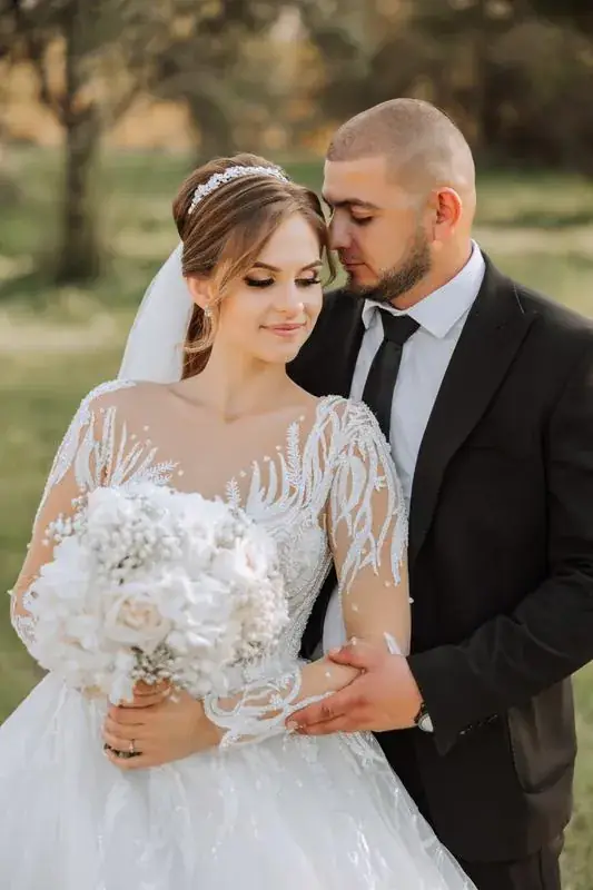 Sonbaharda sarılan çift