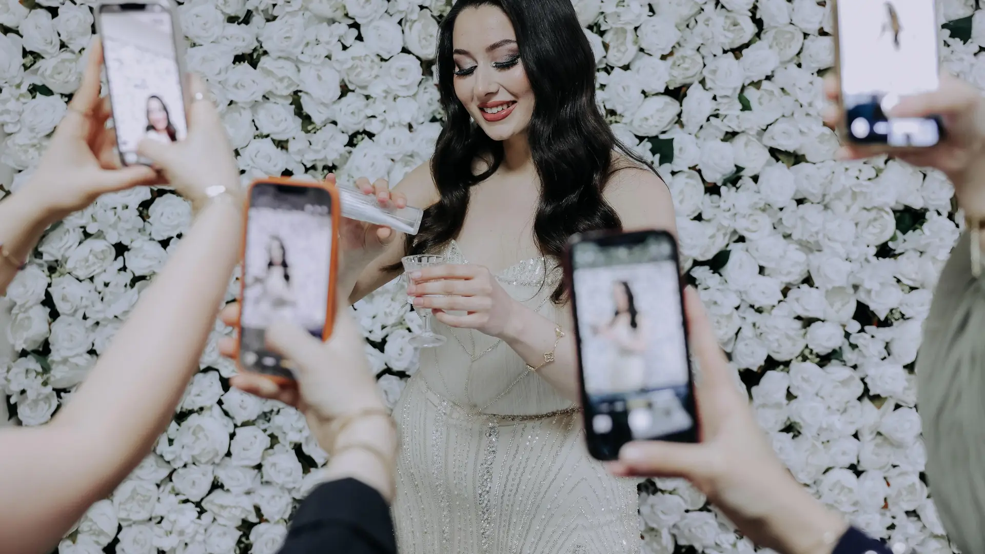 Gül duvarı önünde fotoğraf anı